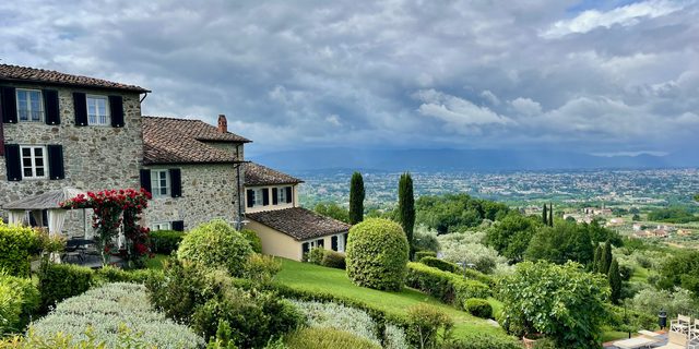 Stone villa with gardens and a pool overlooking the Tuscan valley in Capannori